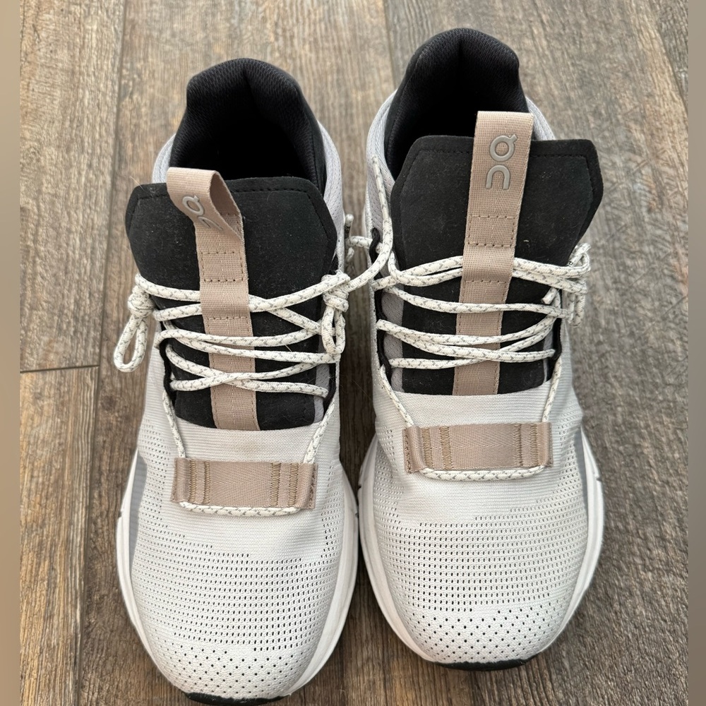 OnCloud Cloudnova Running Shoes Size 9